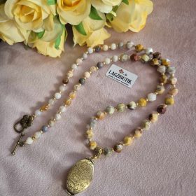 Nyitható medálos achát nyaklánc.