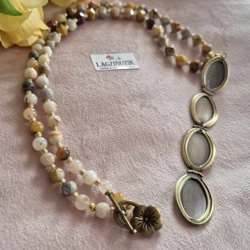 Nyitható medálos achát nyaklánc.