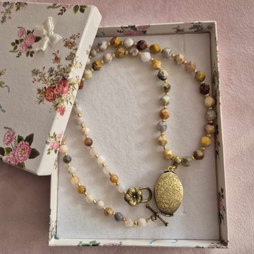 Nyitható medálos achát nyaklánc.