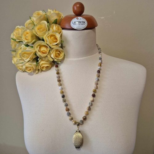 Nyitható medálos achát nyaklánc.