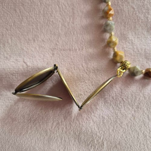 Nyitható medálos achát nyaklánc.