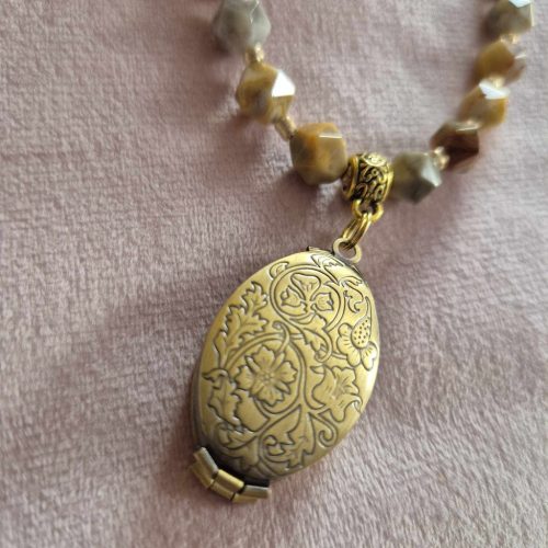 Nyitható medálos achát nyaklánc.