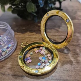 Nyitható medál fényképnek, emlékeknek.