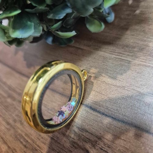 Nyitható medál fényképnek, emlékeknek.