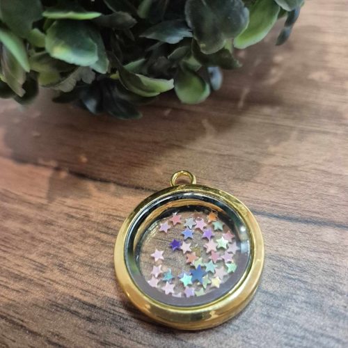 Nyitható medál fényképnek, emlékeknek.