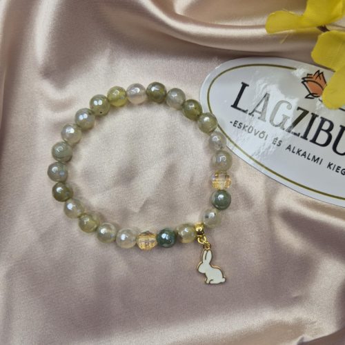 Nyuszis, fényes achát karkötő.