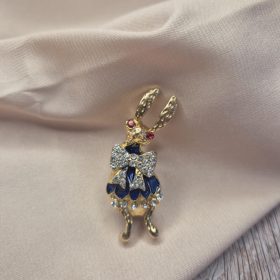 Nyuszis bross, kitűző.