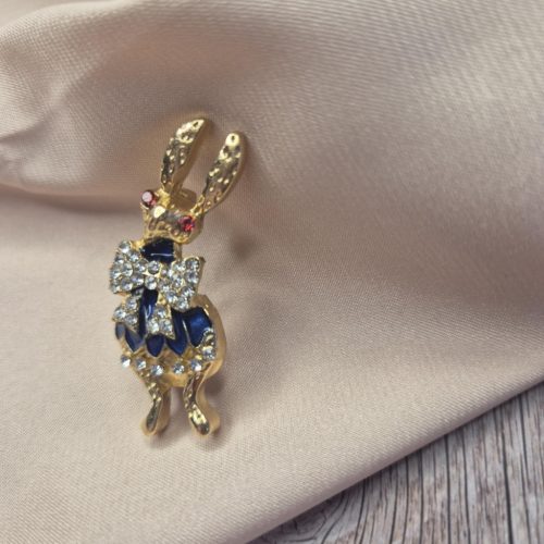 Nyuszis bross, kitűző.