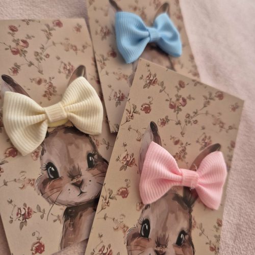 Nyuszis kártya masnis hajgumival.