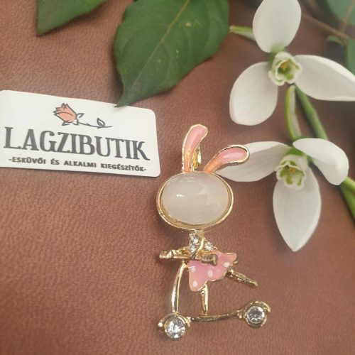 Nyuszi rolleren rózsaszín bross, kitűző.