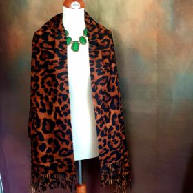   Fekete-rozsdaszínű, ocelot mintás, kétoldalas nagy stóla rojtokkal.