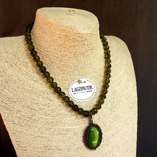 Olívazöld peridot nyaklánc, zöld macskaszem medállal.