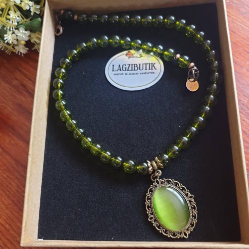 Olívazöld peridot nyaklánc, zöld macskaszem medállal.