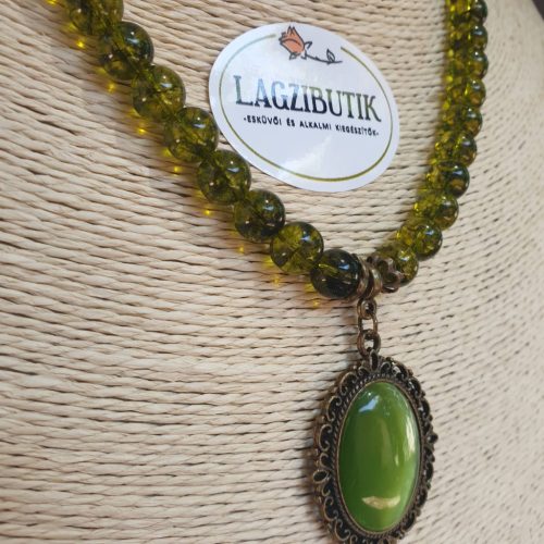 Olívazöld peridot nyaklánc, zöld macskaszem medállal.