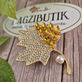 Őszi levél bross strasszokkal.