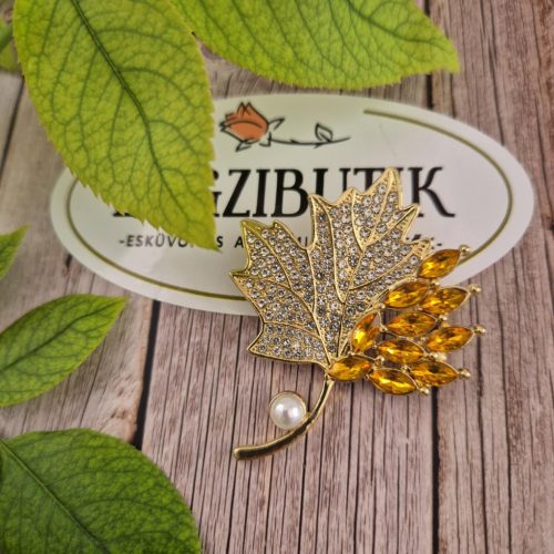 Őszi levél bross strasszokkal.