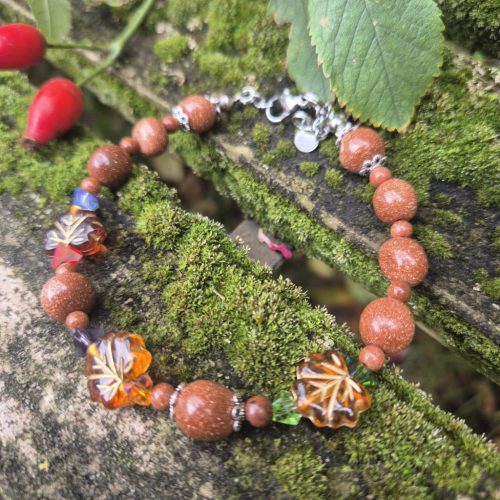 Őszi, barnás színű leveles karkötő kristályokkal.