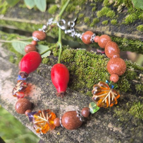 Őszi, barnás színű leveles karkötő kristályokkal.