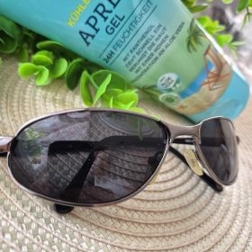 Ovális lencséjű fém keretes napszemüveg.