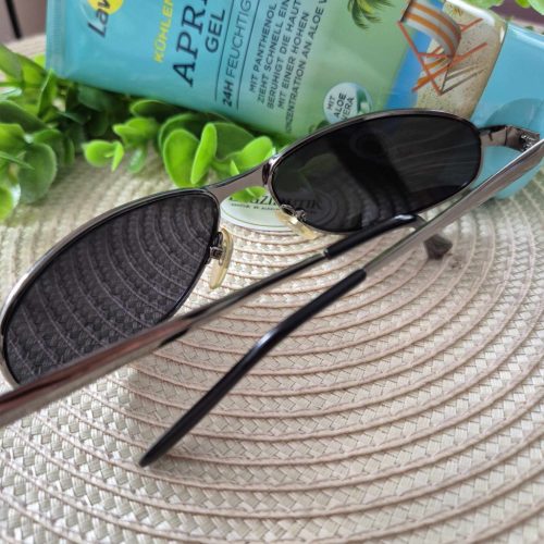 Ovális lencséjű fém keretes napszemüveg.