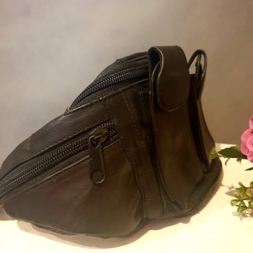 Fekete bőr telefontartós övtáska.