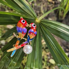 Piros papagájpár bross, kitűző.