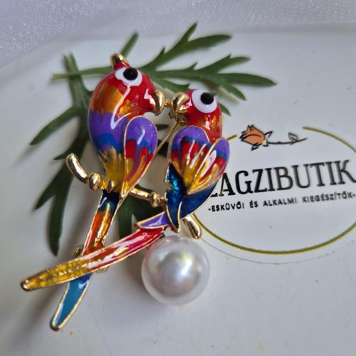 Piros papagájpár bross, kitűző.