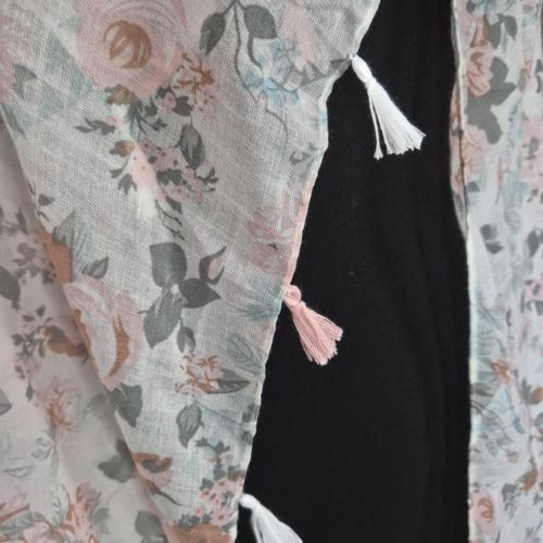 Pasztell színű stóla rózsákkal, bojtokkal.