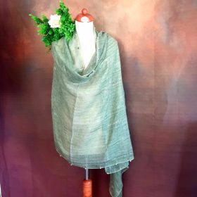 Pasztellzöld, csillogó, gyöngyös stóla, vállkendő.