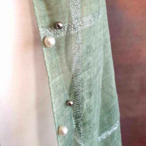 Pasztellzöld, csillogó, gyöngyös stóla, vállkendő.