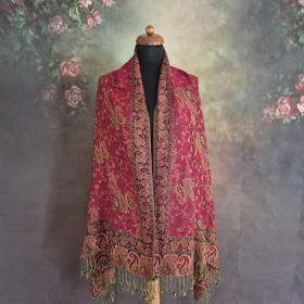 Bordó stóla, perzsa mintákkal.