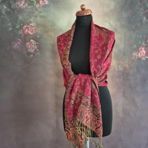 Bordó stóla, perzsa mintákkal.