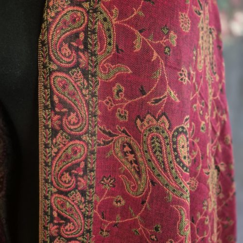 Bordó stóla, perzsa mintákkal.