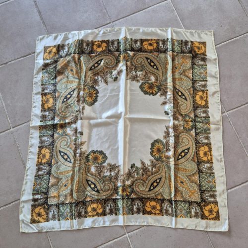 Perzsa mintás selyemkendő, közepes méretben.