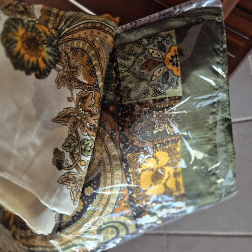 Perzsa mintás selyemkendő, közepes méretben.