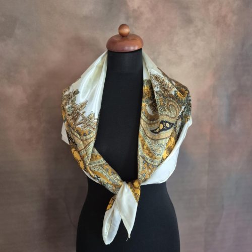 Perzsa mintás selyemkendő, közepes méretben.