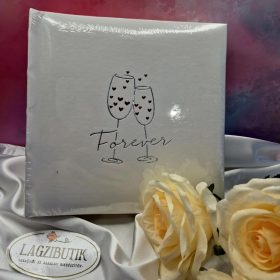 Esküvői album pezsgőspoharakkal.