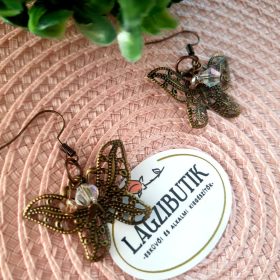 Pillangós, lógós fülbevaló gyöngyökkel.