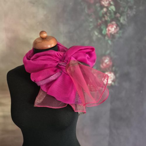 Pink stóla csillogó bordűrrel.