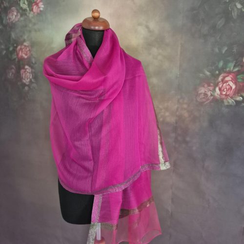 Pink stóla csillogó bordűrrel.