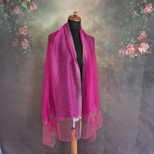 Pink stóla csillogó bordűrrel.