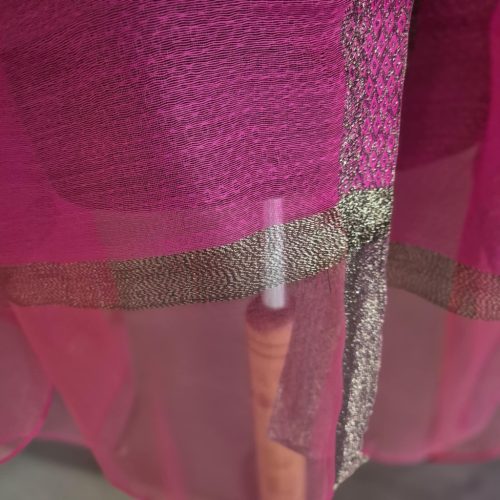 Pink stóla csillogó bordűrrel.