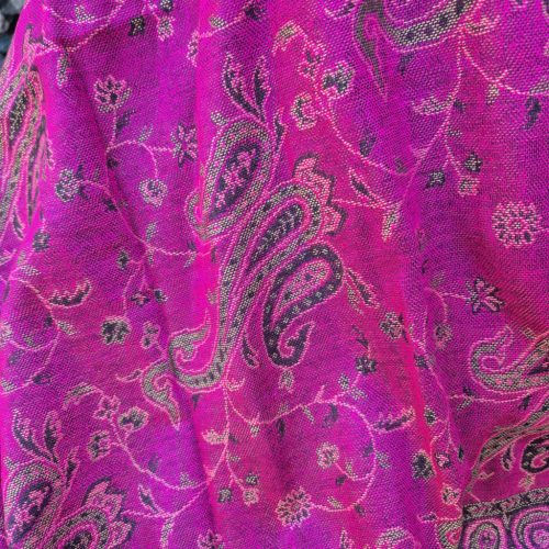 Pink pashmina, rojtokkal.