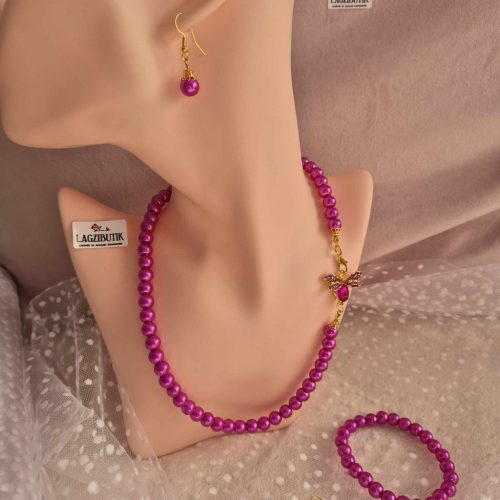 Pink gyöngy ékszer-szett pillangóval, strasszokkal.