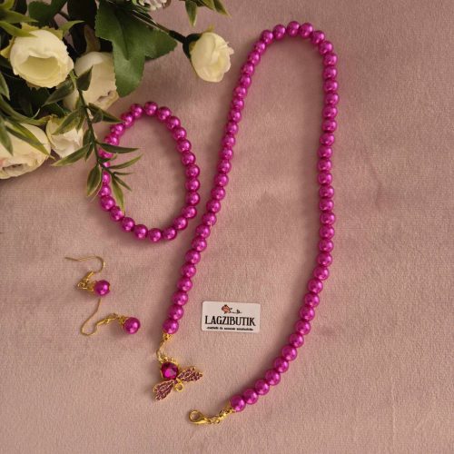 Pink gyöngy ékszer-szett pillangóval, strasszokkal.