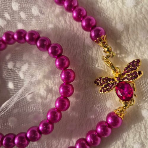 Pink gyöngy ékszer-szett pillangóval, strasszokkal.