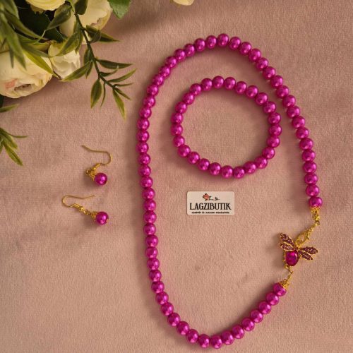 Pink gyöngy ékszer-szett pillangóval, strasszokkal.