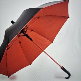 Piros-fekete nagy esernyő csepptokkal.