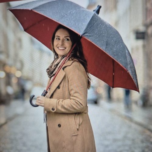 Piros-fekete nagy esernyő csepptokkal.