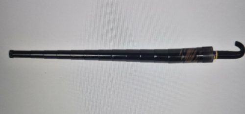 Piros-fekete nagy esernyő csepptokkal.